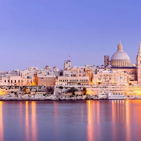 Apartment 4 Bedroom Gem Steps From Everything