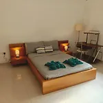 4 Bedroom Gem Steps From Everything דירה *