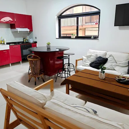 4 Bedroom Gem Steps From Everything Appartement