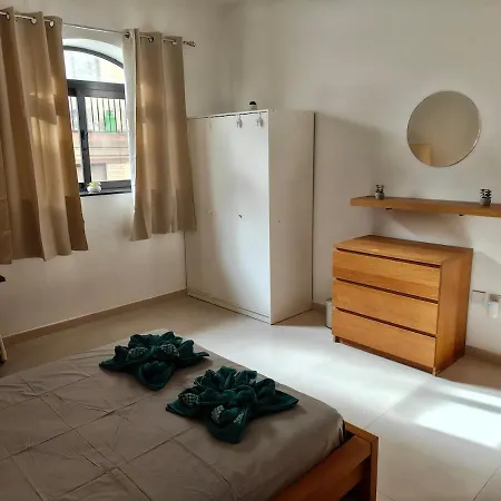 4 Bedroom Gem Steps From Everything Appartement Sliema