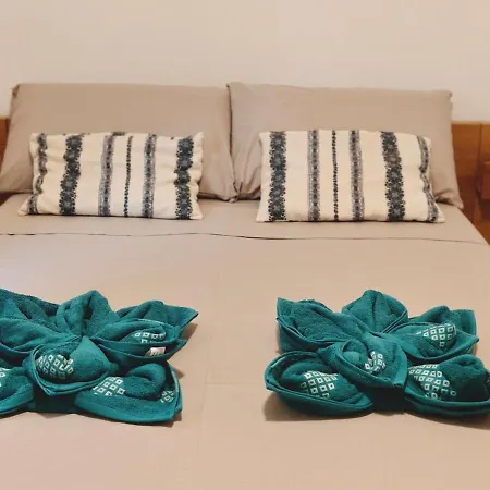 4 Bedroom Gem Steps From Everything Appartement