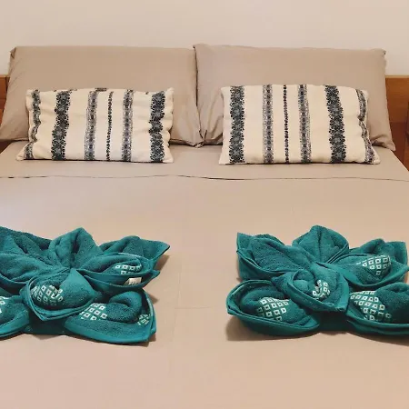 4 Bedroom Gem Steps From Everything Apartament *