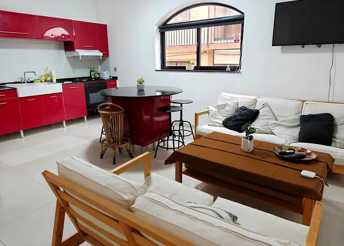 4 Bedroom Gem Steps From Everything Apartament