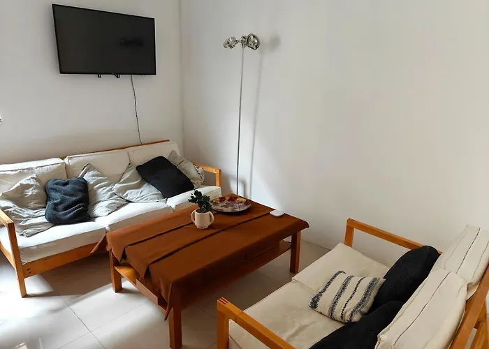 Daire 4 Bedroom Gem Steps From Everything *