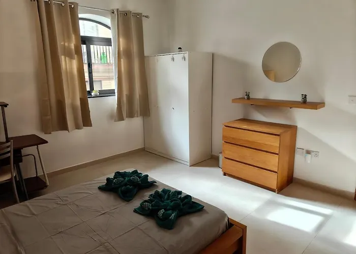 4 Bedroom Gem Steps From Everything Apartamento Sliema