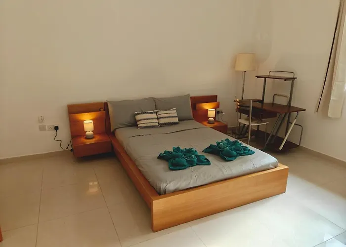 4 Bedroom Gem Steps From Everything Apartamento *