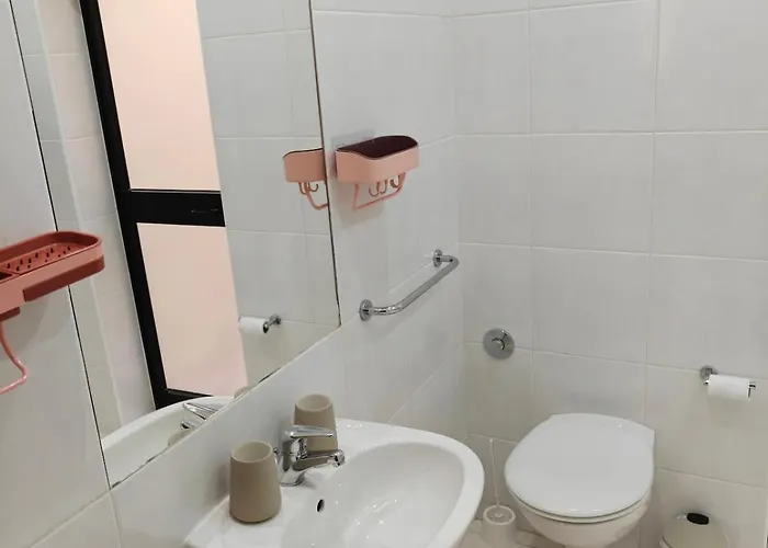 Daire 4 Bedroom Gem Steps From Everything *