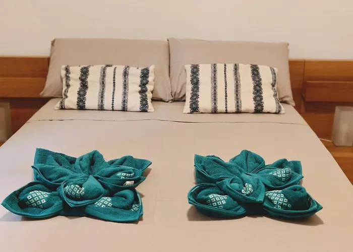 4 Bedroom Gem Steps From Everything Apartament