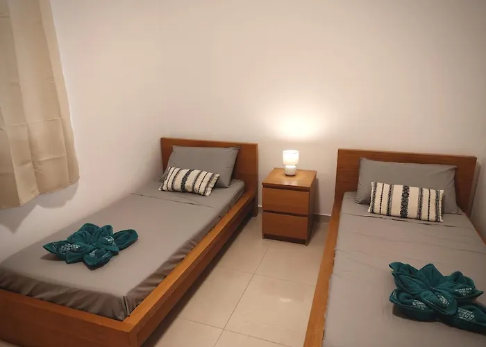 Apartamento 4 Bedroom Gem Steps From Everything *