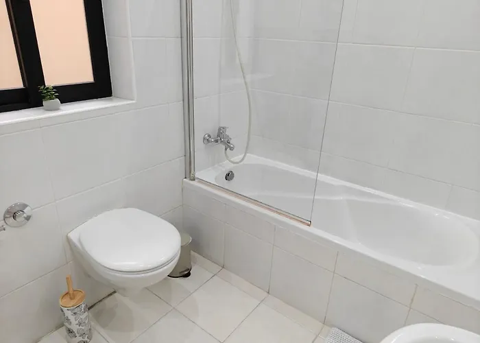 4 Bedroom Gem Steps From Everything Daire *