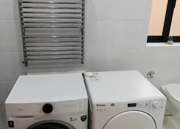 Daire 4 Bedroom Gem Steps From Everything *